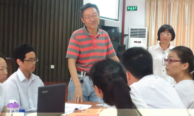兩位老師引導學生積極思考 兩位老師引導學生積極思考