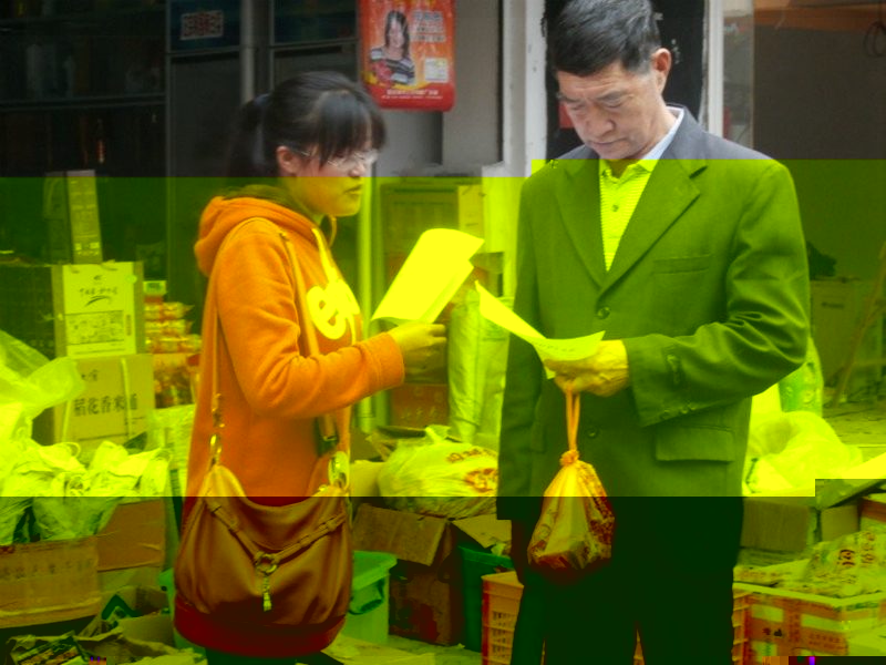 同學向路人發放法律知識宣傳單 同學向路人發放法律知識宣傳單