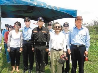 國民黨“立委”林郁方(右三)、民進黨“立委”陳亭妃(左)上午搭機抵達太平島視察。圖片來源:台灣《聯合晚報》